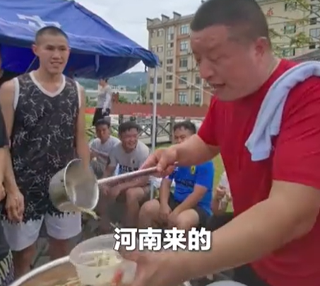 太暖心！这碗面的配方是热腾腾的爱 南大哥连夜奔赴榕江 现场架大锅为受灾群众制作河南烩面！ (https://www.olegood.com/) kube 第1张