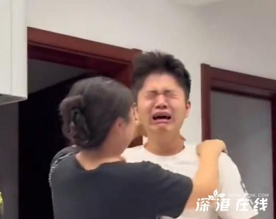 男生复读3年高考查分喜极而泣 终圆心仪学校梦，妈妈也激动拥抱住男生！ (https://www.olegood.com/) hota 第1张