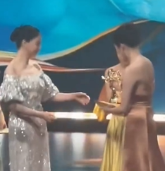 情感共鸣!!蒋欣获奖关晓彤哭了 儿媳妇给婆婆颁奖，网友：“儿媳妇你别哭了”！！ (https://www.olegood.com/) lede 第1张